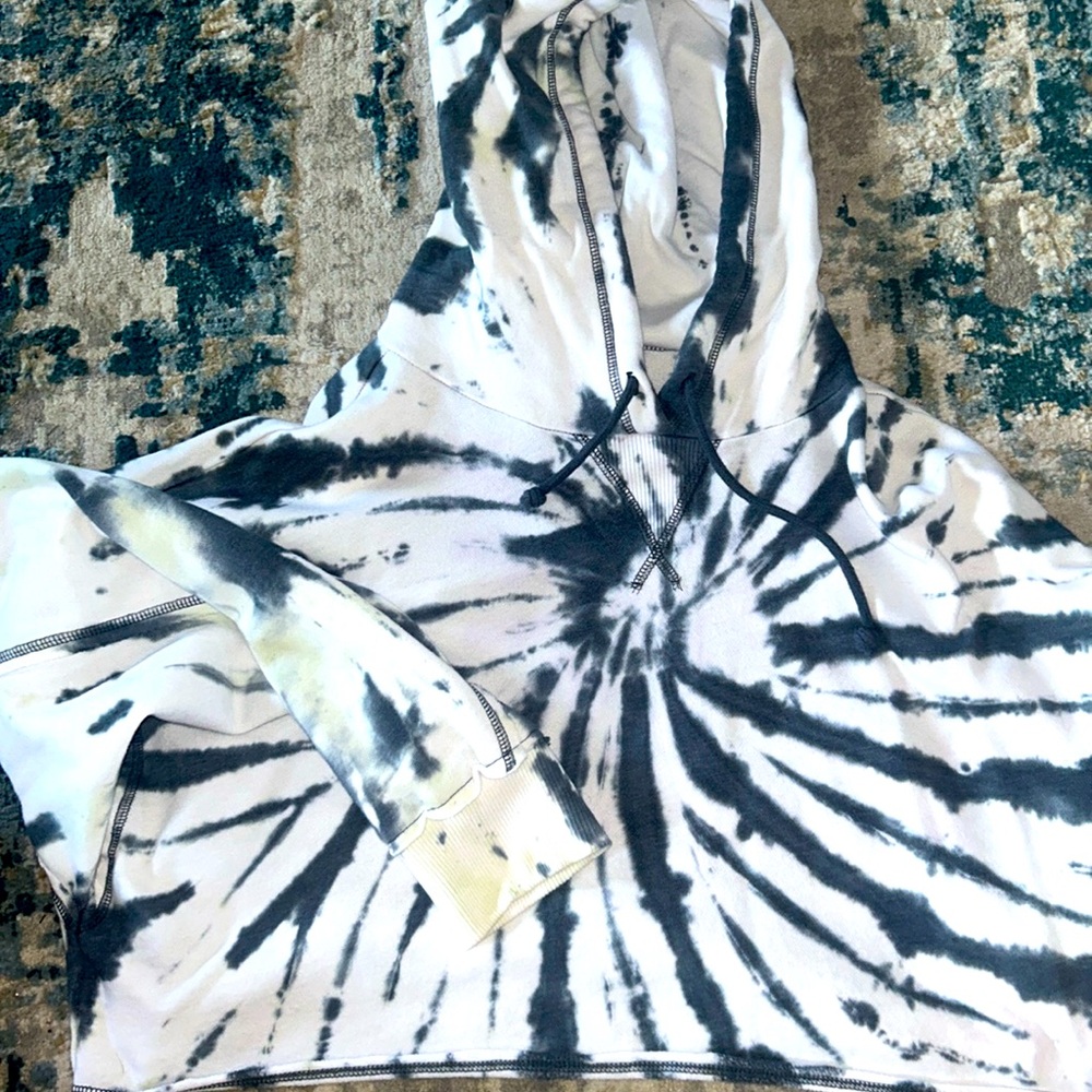 Cropped blue tie dye sweatshirt